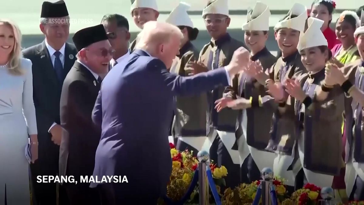 Trump se postaral o show na letišti v Malajsii. Zatancoval si s umělci
